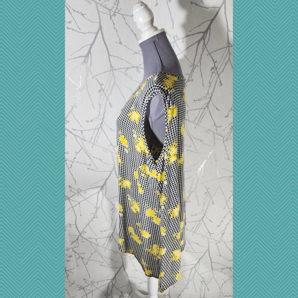 Theo & B Gingham Floral Printed V-Neck Handkerchief Tank - Picture 2 of 4